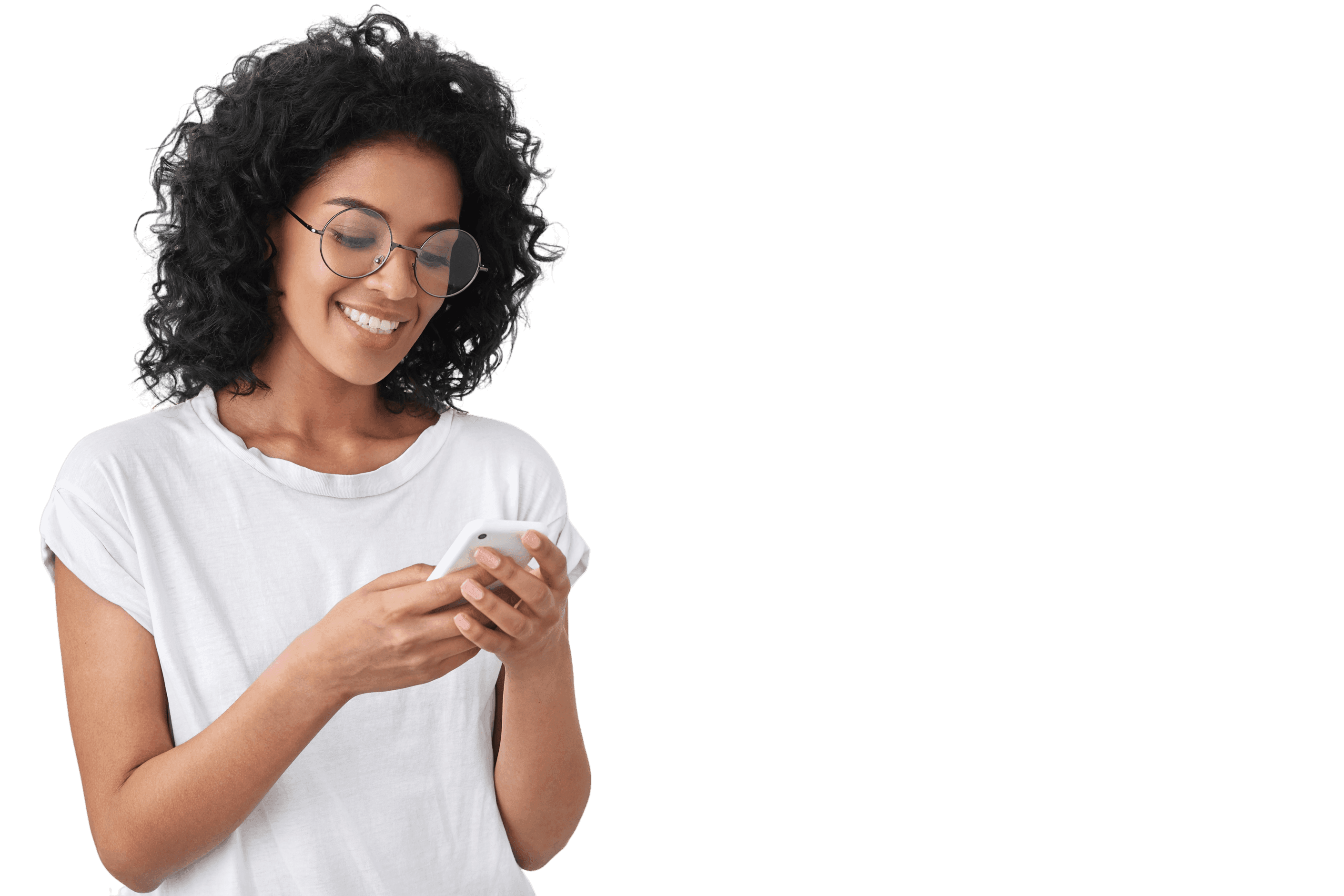 Femme souriante consultant son téléphone